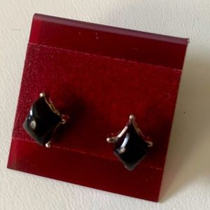 Stud earrings black diamond shape